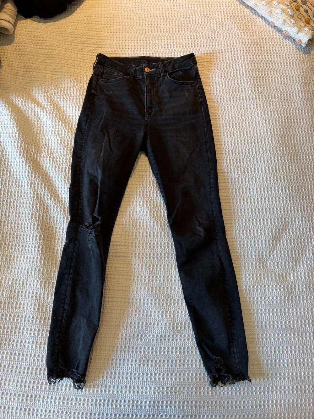 High-Rise Black Skinny Jeans with Distressed Hem